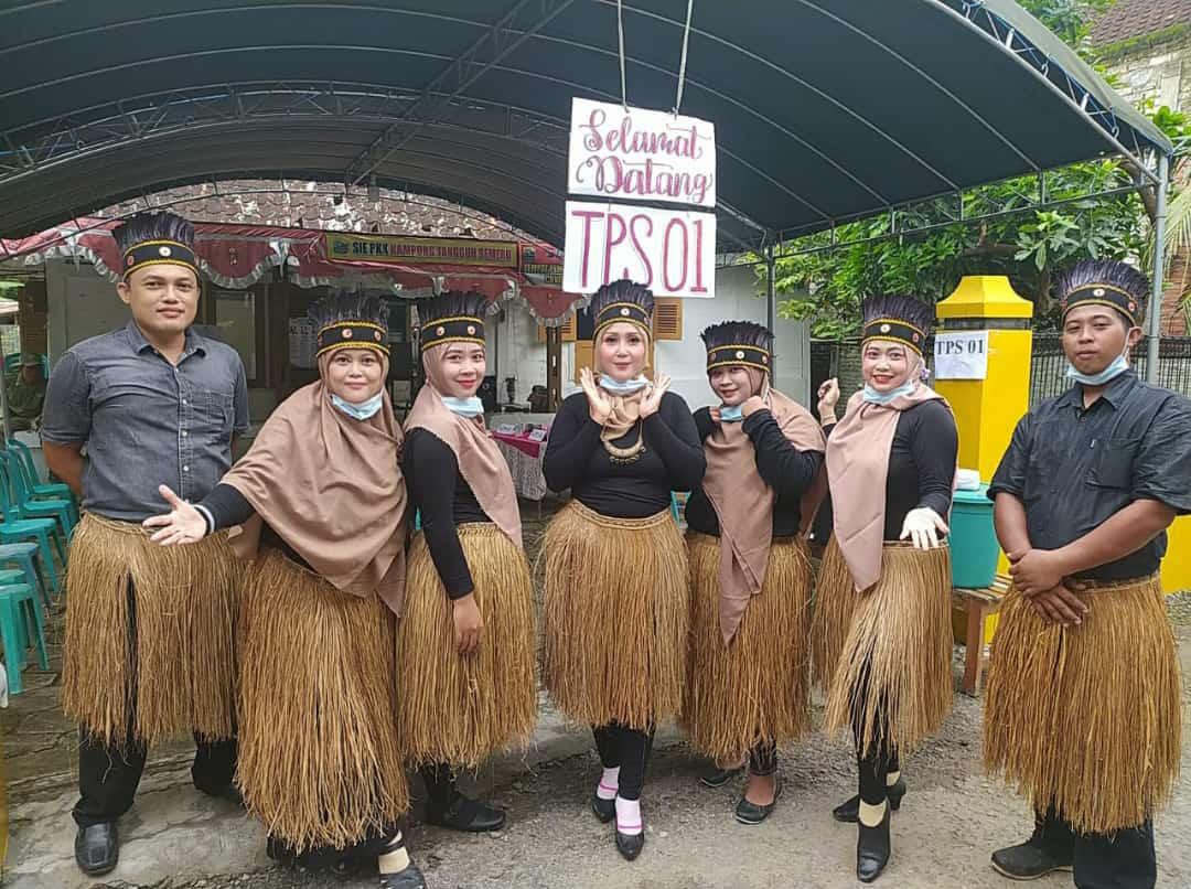 Ikuti Kontes Foto KPU Tuban, TPS 01 Desa Sugihan Kenakan Kostum Suku Dayak